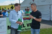 Matthias Hüppi (rechts) im Gespräch mit Danny Lüthi anlässlich des Testspiels FC Bazenheid - FC St.Gallen im Juni 2018. (Bild: Beat Lanzendorfer)