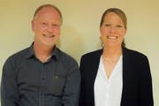 Der abtretende Schulpräsidenten Reto Brändle zusammen mit seiner Nachfolgerin Bettina Gasser. (Bild: Tizian Fürer)