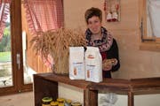 Marina Schättin mit eigenen Produkten, die im Hofwagen von zuchtschweine.ch zum Verkauf angeboten werden. (Bild: Beat Lanzendorfer)