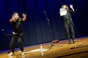 Lara Stoll und Martina Hügi eröffnen gemeinsam Kabarett in Kreuzlingen. (Bild: Dieter Langhart)