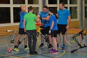 Nach dem 22. und 45. Tor gab es jeweils ein «Schnäpsli» – hier die Mitglieder des Turnvereins Kirchberg. (Bild: Beat Lanzendorfer)
