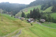 Im Vordergrund der Weiler Hönenschwil, dessen Bild von den Tätschhäusern geprägt wird. Links im Hintergrund befindet sich der Büsi-Hof. (Bild: Urs M. Hemm)