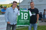 Bei «Espen on Tour» im Sommer 2018 war der FC St.Gallen bereits in Bazenheid zu Gast. Matthias Hüppi (rechts) überreichte damals FC-Bazenheid-Präsident Danny Lüthi ein Vereinstrikot. (Bild: Beat Lanzendorfer)