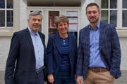 Ferdinand Riederer, abtretender Co-Präsident, übergibt an Jörg Tanner, Gemeindepräsident Sargans, der neu das Co-Präsidium mit Katrin Meier, Leiterin Amt für Kultur, führt. (Bild: PD)