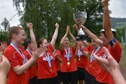 Den Meisterbecher erhalten - aber sie steigen freiwillig nicht auf. (Bild: Barbara Reber)