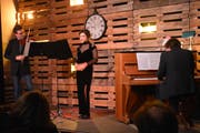 Das noch namenlose Trio: Daniel Fritschi (Violine), Simone Arnold (Mezzosopran) und Marius Roth (Klavier). (Bild: Monika Wick)