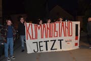 Das Wiler Klimakollektiv war auf die Ausrufung des Klimanotstands vorbereitet und feierte den Sieg mit einem Transparent vor dem Stadtparlament (Bild: Gianni Amstutz)