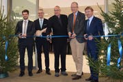 Eröffnen den Neubau der Clientis Bank Oberuzwil (von links): Andreas Christen (Privatkundenberater), Adrian Müller (Vorsitzender der Geschäftsleitung), Ernst Tobler und Dieter Wepf (Mitglieder des Verwaltungsrats) sowie Heinz Jost (Präsident des Verwaltungsrats). (Bild: Tobias Söldi)