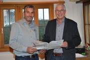 Christoph Häne, Präsident des Verwaltungsrates (rechts), und René Rüttimann, Betriebsleiter, diskutieren über die Jahresrechnung. (Bild: Beat Lanzendorfer)