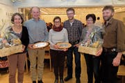 Die strahlenden Gewinner des diesjährigen Innovationspreises präsentieren ihren Auszeichnungen (von links): Käthi und Andreas Würsch aus Büren sowie Monika und Michael Lussi mit Heidi und Sepp Lussi aus Oberdorf. (Bild: Richard Greuter, Hergiswil, 19. März 2019)