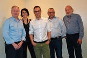 Der Vorstand der Bazenheider Supporter mit FC St.Gallen-Präsident Matthias Hüppi (Mitte). Karl Stadler, Präsident, Andrea Lüthi, Kassierin, Hans «Hasä» Stadler, Beisitzer, und Norbert Maurer, Aktuar (von links). (Bild: Beat Lanzendorfer)