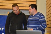 Boris Kukolj (links) und Ruedi Artho sind zwei von vielen, die es für die Organisation des Radball-Grümpis benötigt. (Bild: Beat Lanzendorfer)