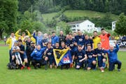 In Feierlaune: Bei den Spielern und Verantwortlichen des FC Ebnat-Kappel herrscht nach dem Aufstieg in die 3.Liga Champagner-Stimmung. (Bild: Beat Lanzendorfer)