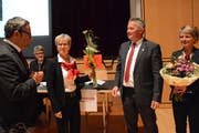 Stadtpräsident Thomas Weingart und Stadträtin Christina Forster verabschieden den zurücktretenden Stadtrat Erich Schildknecht, der mit Ehefrau Louise an der Gemeindeversammlung teilnimmt. (Bild: Georg Stelzner)