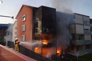 Mindestens drei Wohnungen wurden beim Feuer niedergebrannt. (Bild: Zuger Polizei, 18. August 2019)