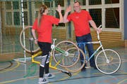 Fast alles im Griff: Gemeindepräsident Renato Truniger mit Spielpartnerin Fabienne Wittwer. (Bild: Beat Lanzendorfer)
