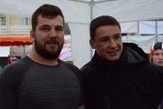 Der frisch verheiratete Ennetbühler Beat Wickli (links) im Gespräch mit dem späteren Festsieger Werner Schlegel aus Hemberg. (Bild: Beat Lanzendorfer)