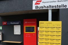 Die Haltestelle der Appenzeller Bahnen wird noch bis Anfang Oktober vom Bahnersatzbus bedient. Mit Inbetriebnahme des Ruckhaldetunnels verschwindet sie und wird von einer neuen Haltestelle gleich unterhalb der Busendstation Riethüsli neben dem gewerblichen Berufsschulzentrum ersetzt. (Bild: Reto Voneschen)