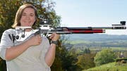 Sarina Hitz mit ihrem Gewehr im Anschlag. (Bild: Mario Testa)