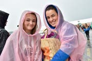 Tina und Melina macht der Regen nichts aus. (Bild: Mario Testa)