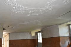 Die Eingangshalle im ersten Obergeschoss hat eine barocke Stuckdecke. (Bild: PD/Doris Warger)