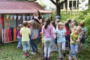 Die Kinder tanzen und singen zur Eröffnung ihres neuen Zwergenparadieses im Familienzentrum Weinfelden (Bild: Mario Testa)