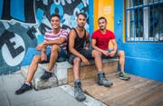 Reza Malek, Hamid Abdulahi und Naqibullah Bek loben das schweizerische Berufsbildungssystem; alle drei möchten eine Berufslehre absolvieren oder haben schon damit begonnen. (Bild: Andrea Stalder)