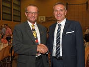 Der abtretende Gemeindepräsident Peter Scheuber (links) mit Nachfolger Stefan von Holzen.