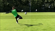 Grosses Ballgefühl: Jonathan Klinsmann beim Training. (Screenshot: Instagram)