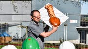 Andreas Eggenberger, Gemeinderat und Präsident der Baukommission, präsentiert eine kreative Verpflegung: den Brot-Spaten.