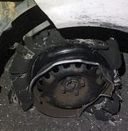 So zerstört war der Reifen, als die Autofahrerin von der Polizei angehalten wurde. (Bild: PD)