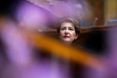 Bundesrätin Simonetta Sommaruga hat sich für die Wahl zweier Frauen bei den Bundesratsersatzwahlen ausgesprochen. Heute besteht der Bundesrat aus fünf Männern und zwei Frauen. Die Frauenfrage dürfte deshalb die Ersatzwahl in der Wintersession prägen. Bild: Anthony Anex/Keystone