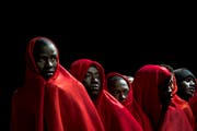 Sie hatten Glück im Unglück: Afrikanische Flüchtlinge betreten nach ihrer Rettung auf hoher See spanischen Boden im Hafen von Malaga. Bild: Guillaume Pinon/NurPhoto (16. Januar 2019)