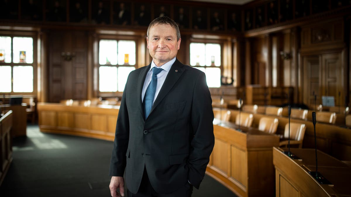 Sie überlässt Mir Die Zügel Sie überlässt Mir Die Zügel