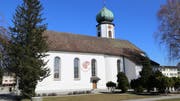 Von aussen ist nichts von der Baustelle im Inneren der Kirche zu sehen. Es sind lediglich Schäden an der Fassade sichtbar, deren Behebung bereits seit längerem beschlossen, dann aber aufgeschoben worden war. Ab Mitte März sollen Fassadengerüste aufgebaut werden können. (Bilder: Marco Cappellari)