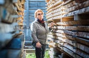 Isolde Ott, Chefin der Hanhart Sägerei in Diessenhofen, bedient mit 80 Jahren immer noch den Krahn. (Bild: Andrea Stalder)