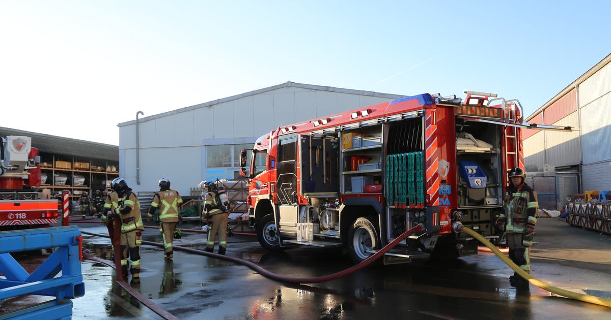 Brand in Werkstoffhalle in Altenrhein unter Kontrolle +++ 130 Angestellte evakuiert +++ Stadler Rail nicht betroffen Brand in Werkstoffhalle in Altenrhein unter Kontrolle +++ 130 Angestellte evakuiert +++ Stadler Rail nicht betroffen