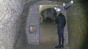 Ausgang in die Mülenenschlucht: Je weiter nach hinten im Berneggstollen man kommt, desto weniger betoniert ist er. Die Wände sind roh behauen, der Boden besteht aus gestampfter Erde. (Bild: Raphael Rohner)