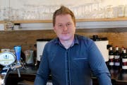 Bald zapft er hier sein letztes Bier: Mirek Rohan muss sein Café Arcade an der Hauptstrasse 50 verlassen. (Bild. Noah Salvetti)