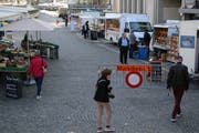 Am Mittwochmorgen auf dem neu gegliederten Markt. Die Stände des nichtständigen Marktes stehen auf den ehemaligen Parkplätze vor der Bank Acrevis und dem Restaurant Marktplatz. (Bild: Reto Voneschen - 3. April 2019)