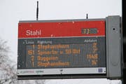Der Monitor des VBSG-Fahrgastinformationssystems an der Haltestelle Stahl stadteinwärts. Angezeigt wird wieder die Situation in Echtzeit. Aus technischen Gründen kann es ab und zu vorkommen, dass eine Abfahrtszeit mit Stunden und Minuten angezeigt wird. Auch diese Daten entsprechen aber der Realität. (Bild: Reto Voneschen - 4. April 2019)