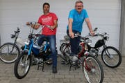 Markus Pölzl (rechts) und Reto Jucker mit ihren Töffli. (Bild: PD)