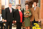 Ingrid Oehen (links) überreichte Heidi Musfeld vom Samariterverein Ennetbürgen die Ehrenmedaille, flankiert von Roland Zeidler, Präsident des Unterwaldner Verbands (links), und Paul Mathis, Präsident Samariterverein Ennetbürgen.