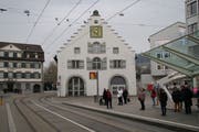 Das Waaghaus heute: Es steht als baulicher Zeuge für die alte Stadtrepublik St.Gallen immer noch an seinem Platz. Seine heutige innere Einteilung mit Parlaments- und Ausstellungssaal im ersten Stock erhielt es während der Renovation Anfang der 1960er-Jahre. (Bild: Reto Voneschen - 25. März 2019)