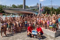 Buchs im Freudentaumel: Bademeister Thomas Kroll (links) und Stephan Dürst, Betriebsleiter Freibad und Bäder, zeigen stolz die Urkunde für den «Schönsten Badeplatz der Ostschweiz». (Bild: Raphael Rohner)