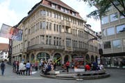Der Bärenplatz mit der Buchhandlung Rösslitor (hinter der Rondelle) gestern Nachmittag. (Bild: David Gadze)