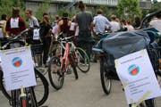 Besammlung der velofahrenden Klimademonstranten im alten Gütebahnhof.