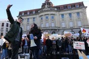 Die beiden Organisatoren Tim Kilchsberger und Ronahi Yener organisierten den Zuger Klimastreik auf dem Postplatz. (Bild: Zoe Gwerder (18. Januar 2019))