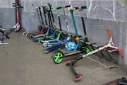 Der Trottinett-Ständer beim Eingang des Schulhauses St.Leonhard. Hier kann man den Roller sogar diebstahlsicher anbinden. (Bild: Reto Voneschen - 25. März 2019)