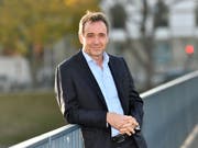 Guido Fluri auf der Bahnhofbrücke in Olten. Bild: AZ/Bruno Kissling (6. November 2018)